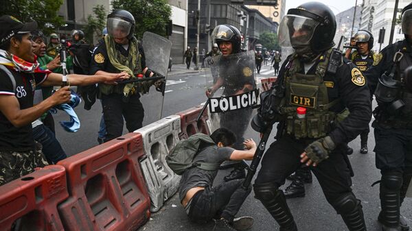 Simpatizantes del ex presidente peruano Pedro Castillo se enfrentan a la Policía en Lima - Sputnik Mundo