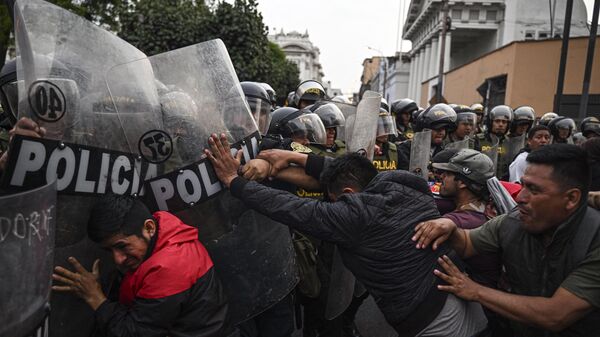 Enfrentamiento en Lima entre la policía y manifestantes que exigen la liberación del expresidente peruano Pedro Castillo - Sputnik Mundo