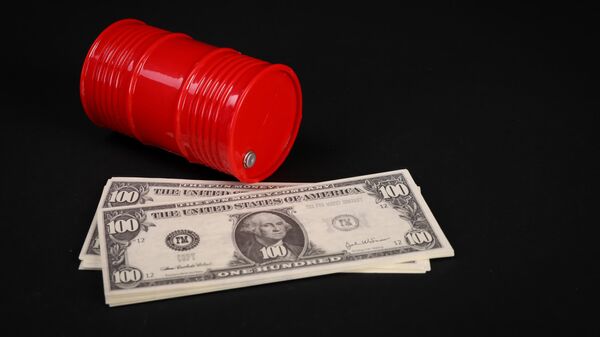 Barril de petróleo en billetes de dólar - Sputnik Mundo
