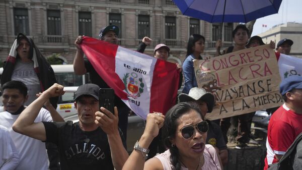 Manifestantes peruanos protestan frente al Congreso y exigen elecciones generales - Sputnik Mundo
