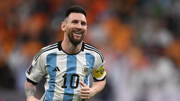 El delantero argentino Lionel Messi celebra la victoria de su equipo en el partido de cuartos de final del Mundial entre Paises Bajos y Argentina, 9 de diciembre de 2022 - Sputnik Mundo