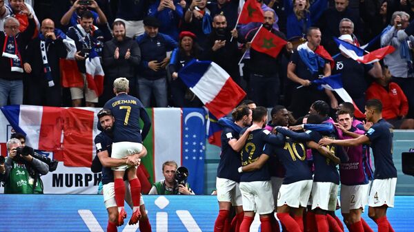 Los jugadores franceses festejan el gol de Giroud contra Inglaterra en el Mundial de Catar 2022 - Sputnik Mundo