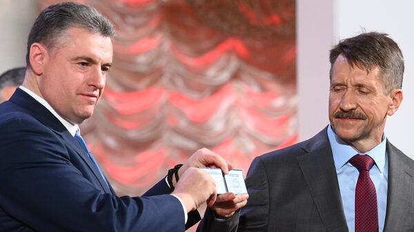 El líder del partido, Leonid Slutski, y el empresario ruso, Viktor Bout - Sputnik Mundo