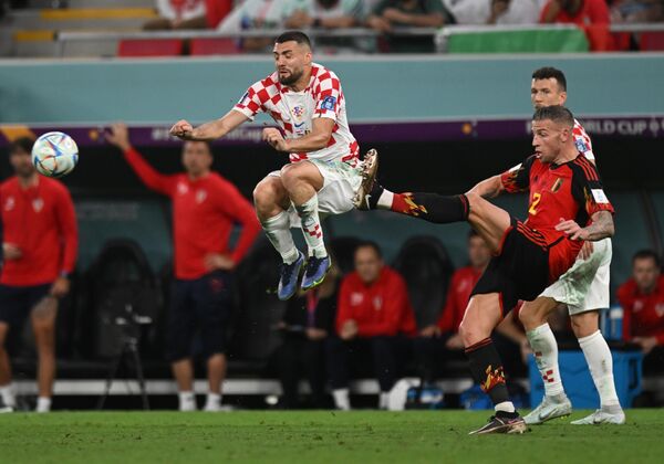 El centrocampista croata Mateo Kovacic (izda.) y el defensa belga Toby Alderweireld (dcha.) durante el encuentro de la fase de grupos del Mundial. - Sputnik Mundo