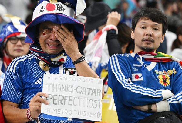 Aficionados japoneses tras la derrota de su equipo en el partido de octavos de final contra Croacia. - Sputnik Mundo