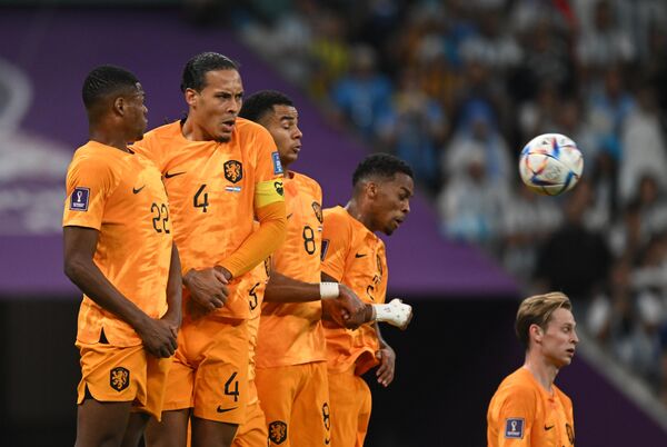 De izquierda a derecha: los holandeses Denzel Dumfries, Virgil van Dijk y Cody Gakpo en el partido de cuartos de final entre Argentina y los Países Bajos. - Sputnik Mundo