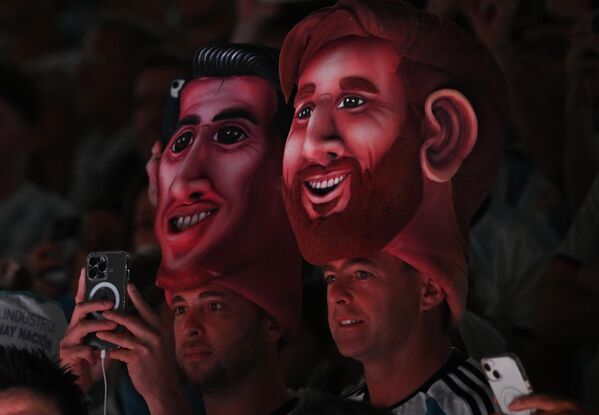 Aficionados argentinos durante el partido de cuartos de final entre Argentina y Países Bajos. - Sputnik Mundo