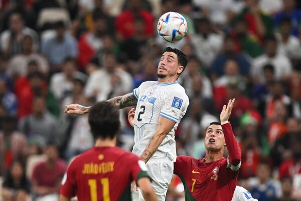 De izquierda a derecha: el portugués Joao Félix, el uruguayo José Jiménez y el capitán de Portugal, Cristiano Ronaldo, en el partido de la fase de grupos entre Portugal y Uruguay. De izquierda a derecha: el portugués Joao Félix, el uruguayo José Jiménez y el capitán de Portugal, Cristiano Ronaldo, en el partido de la fase de grupos entre Portugal y Uruguay. - Sputnik Mundo