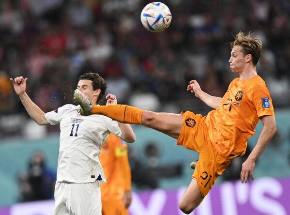El centrocampista estadounidense Brenden Aaronson y el holandés Frankie de Jong (dcha.) en el encuentro de octavos de final. - Sputnik Mundo