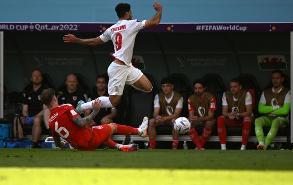 El defensa de Gales Joe Rodon (izda.) y el delantero iraní Mehdi Taremi en el partido de la fase de grupos. El defensa de Gales Joe Rodon (izda.) y el delantero iraní Mehdi Taremi en el partido de la fase de grupos. - Sputnik Mundo