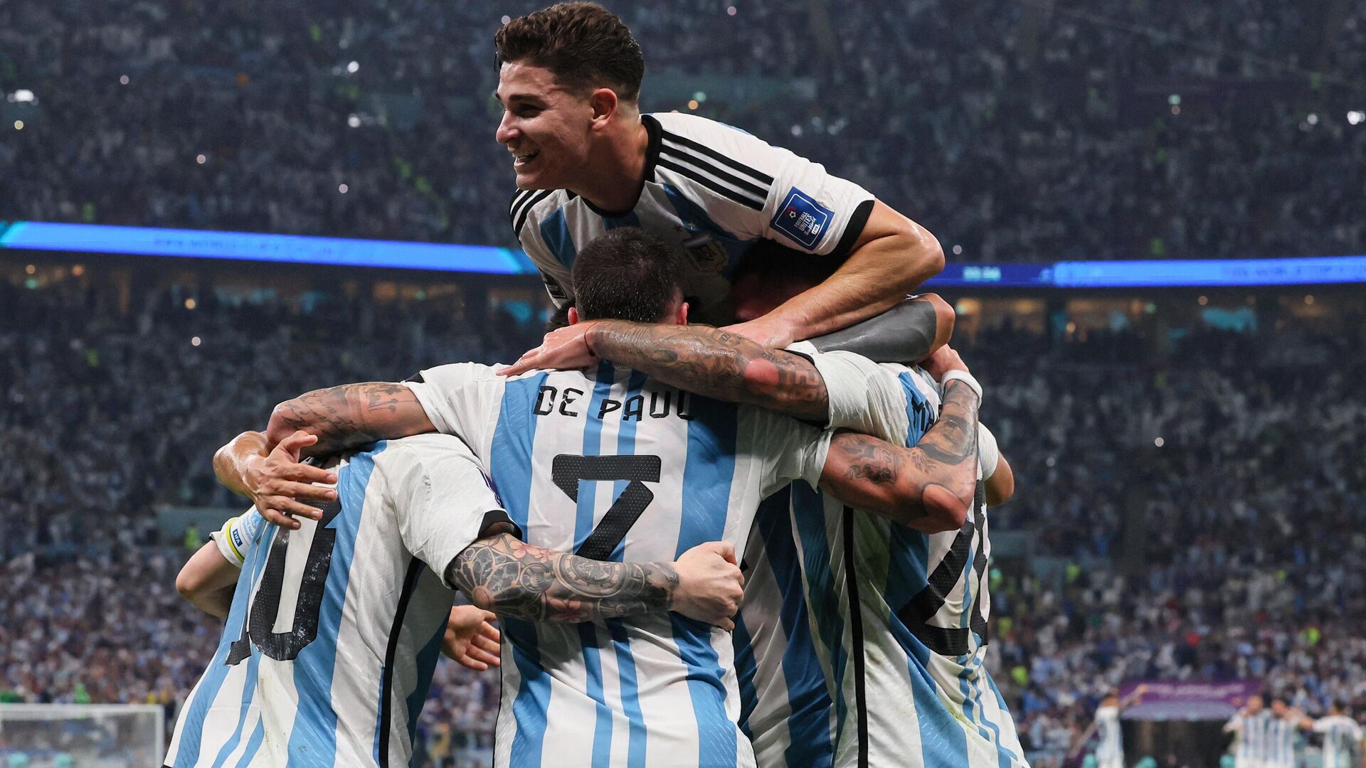 Los jugadores de Argentina celebran el primer gol contra Croacia en las semifinales del Mundial de Catar 2022 - Sputnik Mundo, 1920, 23.12.2022