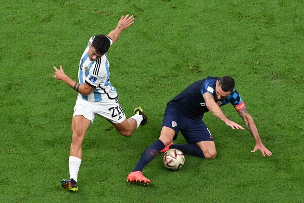 El argentino Paulo Dybala se enfrenta al croata Dejan Lovren (a la derecha) en un partido de semifinales del Mundial de Catar 2022. - Sputnik Mundo