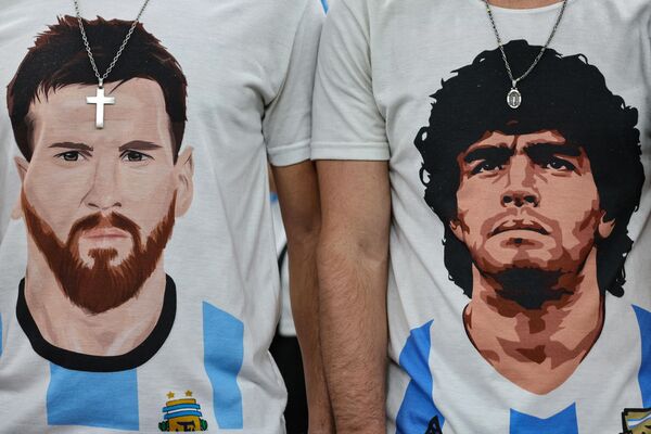 Hinchas argentinos antes del partido. - Sputnik Mundo