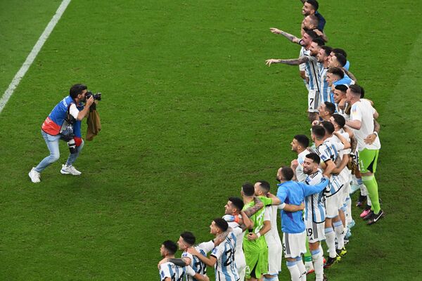 Argentina se enfrentará al ganador de la semifinal entre Francia y Marruecos en la final de la Copa Mundial, el 18 de diciembre.En la foto: la selección de Argentina tras ganar la semifinal del Mundial de Catar 2022. - Sputnik Mundo