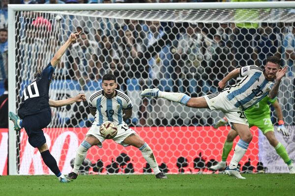 El primer gol resultó fatal para los croatas. Posteriormente, sufrieron dos goles más y no marcaron ni uno solo.En la foto: Luka Modric, centrocampista y capitán de Croacia, intenta marcar un gol contra Argentina. - Sputnik Mundo