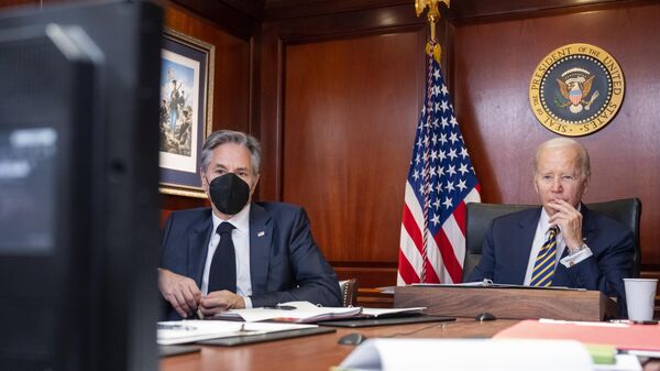 De derecha a izquierda, el presidente y el secretario de Estado de EEUU, Joe Biden y Antony Blinken. - Sputnik Mundo