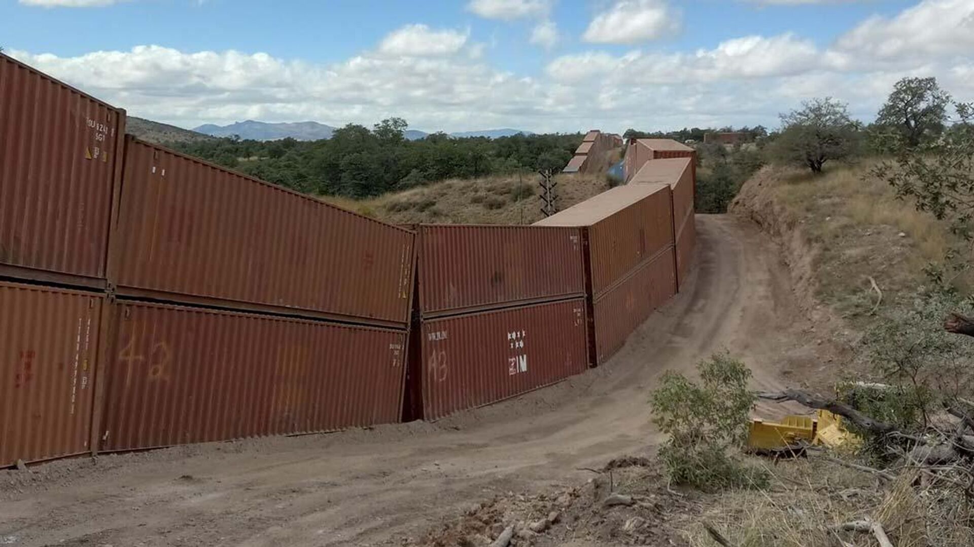 Activistas ambientales han documentado la instalación de contenedores entre Arizona y Sonora como muro fronterizo. - Sputnik Mundo, 1920, 15.12.2022