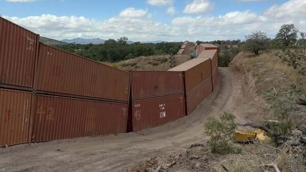 Activistas ambientales han documentado la instalación de contenedores entre Arizona y Sonora como muro fronterizo. - Sputnik Mundo