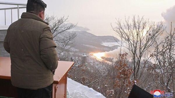 Kim Jong-un observa de cerca las pruebas del motor cohete de combustible sólido en Corea del Norte - Sputnik Mundo