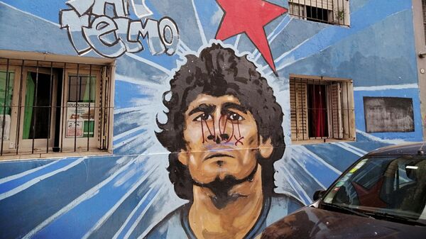 Un retrato de Maradona plasmado en el barrio de San Telmo, en Buenos Aires. - Sputnik Mundo