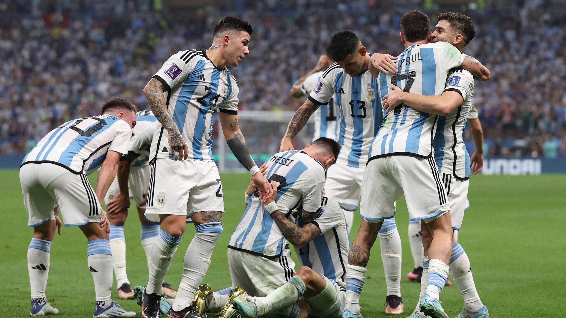 La selección argentina celebra el segundo gol de su equipo durante el partido de fútbol de la final de la Copa Mundial Catar 2022 entre Argentina y Francia.  - Sputnik Mundo, 1920, 22.12.2022