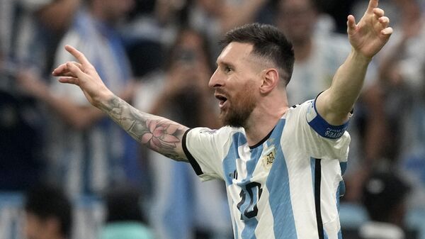El argentino Lionel Messi celebra tras marcar el tercer gol de su equipo durante el partido final de la Copa del Mundo de fútbol entre Argentina y Francia en el Estadio Lusail en Lusail, Catar, el domingo 18 de diciembre de 2022 - Sputnik Mundo