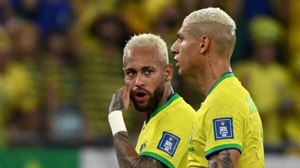 El delantero brasileño Neymar y el delantero brasileño Richarlison conversan mientras abandonan el campo durante el descanso del partido de fútbol de octavos de final del Mundial de Catar 2022 entre Brasil y Corea del Sur.  - Sputnik Mundo