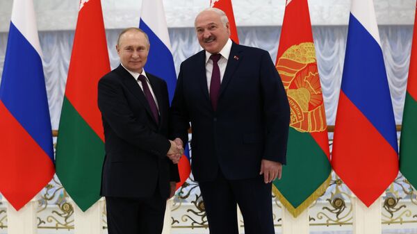 El presidente ruso, Vladímir Putin, y el presidente bielorruso Alexander Lukashenko antes de las conversaciones en Minsk, 19 de diciembre. - Sputnik Mundo