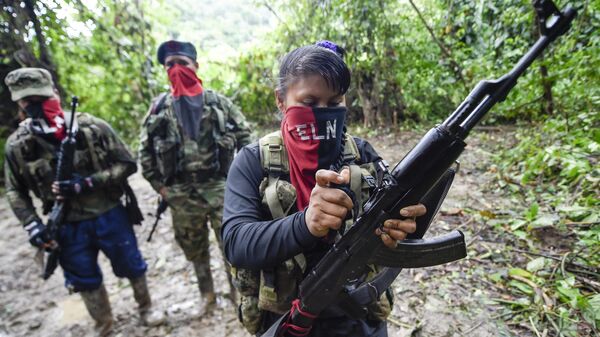 Unos combatientes de La guerrilla Ejército de Liberación Nacional (ELN) de Colombia - Sputnik Mundo