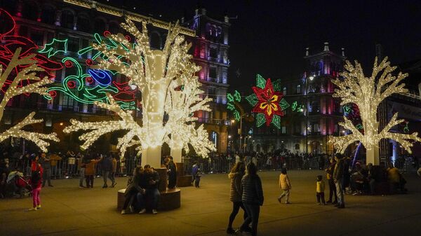 Personas visitan un parque de diversiones inaugurado en el Zócalo como parte de la temporada navideña en la Ciudad de México.  - Sputnik Mundo