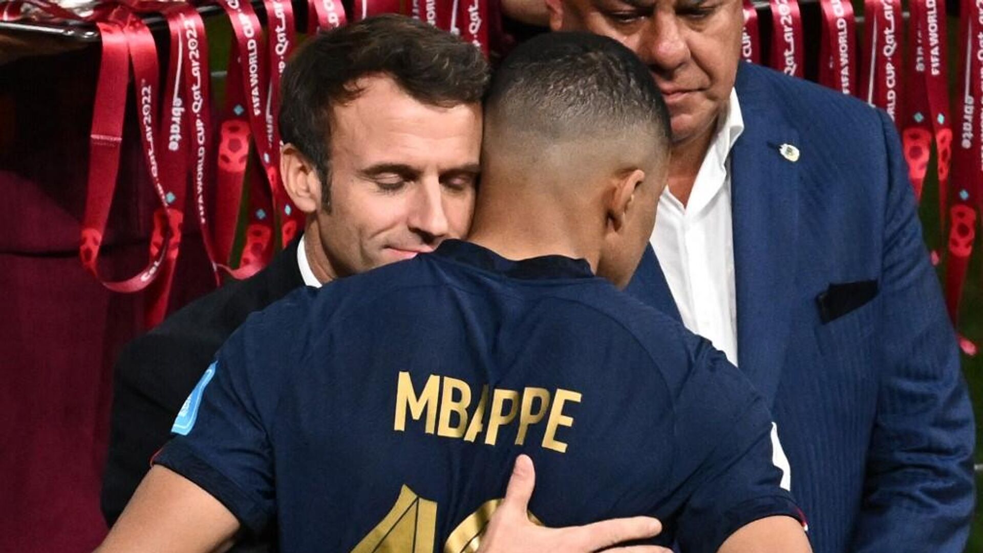 El presidente de Francia, Emmanuel Macron, abraza a Kylian Mbappé después de la final del Mundial de Catar 2022 - Sputnik Mundo, 1920, 19.12.2022