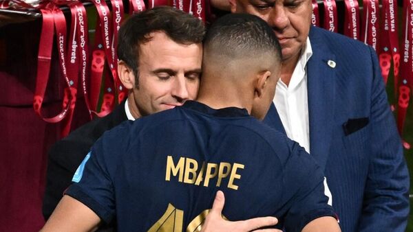 El presidente de Francia, Emmanuel Macron, abraza a Kylian Mbappé después de la final del Mundial de Catar 2022 - Sputnik Mundo