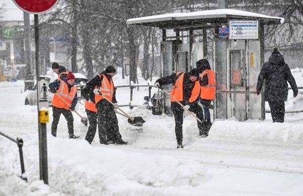 Un total de 140.000 personas y más de 110 vehículos se han desplegado para limpiar la nieve de las calles de la ciudad. - Sputnik Mundo
