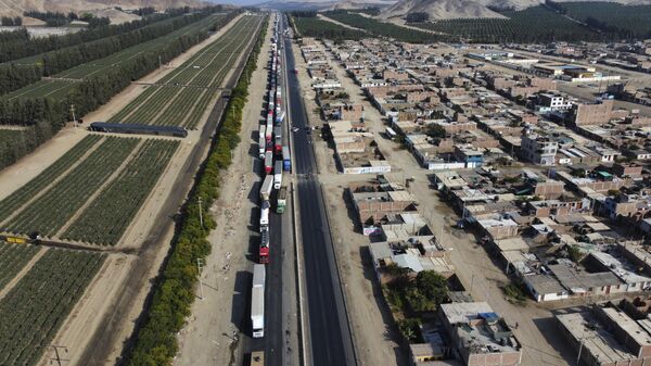 Camiones varados en la carretera por protestas en Perú  - Sputnik Mundo