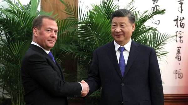 El expresidente de Rusia y vicepresidente del Consejo de Seguridad ruso, Dmitri Medvédev, y el presidente de China, Xi Jinping - Sputnik Mundo
