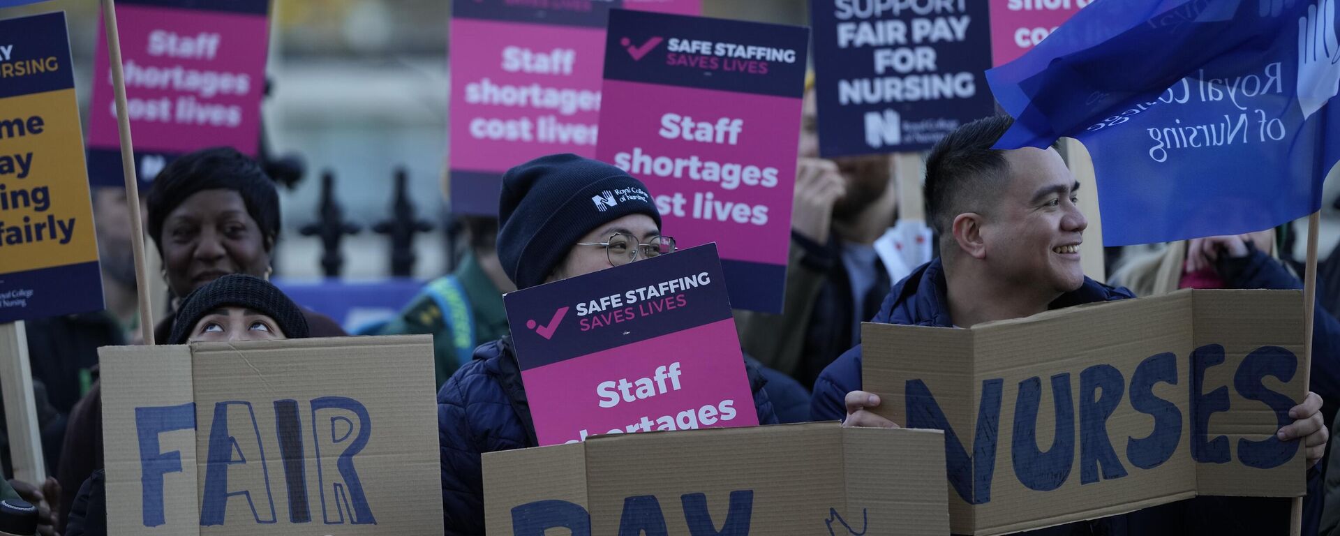 Manifestantes sostienen pancartas en apoyo a una huelga de enfermeras frente al Hospital St Thomas en Londres, 20 de diciembre de 2022.  - Sputnik Mundo, 1920, 21.12.2022