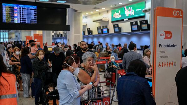 Pasajeros hacen cola para facturar en la zona de embarque del aeropuerto Santos Dumont de Río de Janeiro, Brasil, el 20 de diciembre de 2022, tras una huelga de pilotos.  - Sputnik Mundo