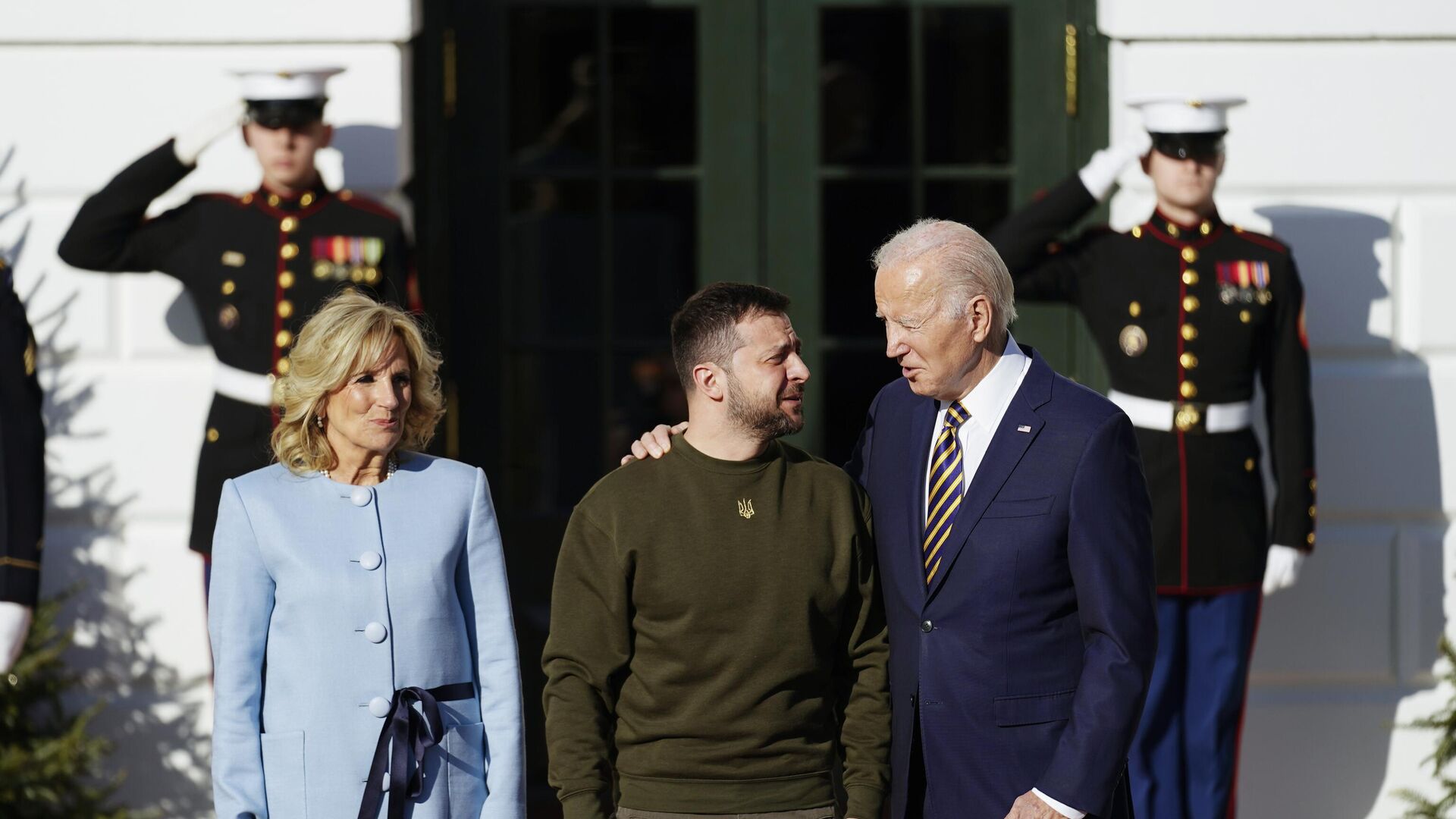 Volodímir Zelenski, presidente de Ucrania, y Joe Biden, presidente de EEUU, acompañado de su esposa, Jill Biden. - Sputnik Mundo, 1920, 09.05.2023
