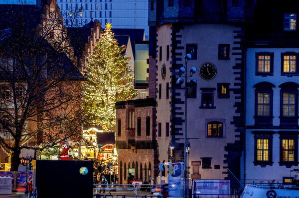 Feria navideña y árbol de Navidad en Hamburgo, Alemania. - Sputnik Mundo