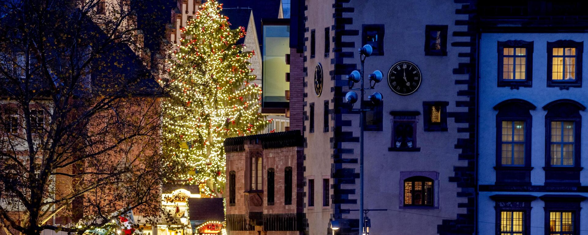 El árbol de Navidad iluminado en la feria navideña de Fráncfort, Alemania. - Sputnik Mundo, 1920, 22.12.2022