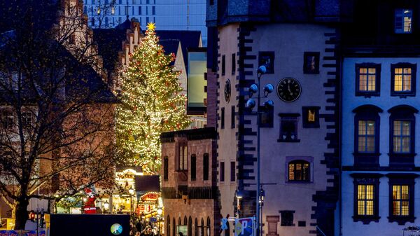 El árbol de Navidad iluminado en la feria navideña de Fráncfort, Alemania. - Sputnik Mundo