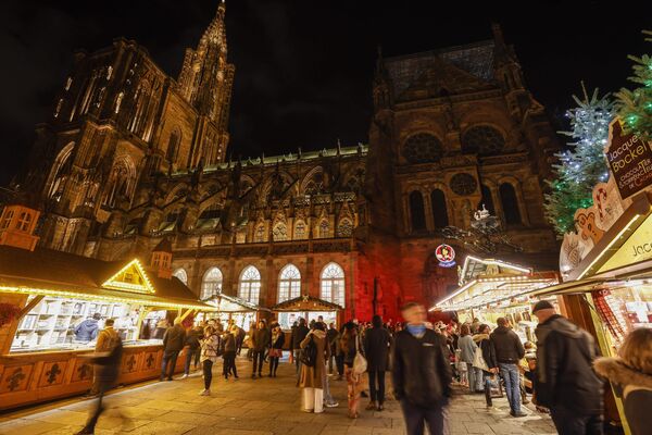 Feria de Navidad en Estrasburgo, Francia. Esta feria está considerada como una de las más antiguas y grandes del mundo. - Sputnik Mundo