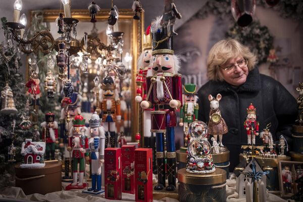 Una mujer vende juguetes en una feria navideña en la plaza de la catedral de Vilna (Lituania). - Sputnik Mundo
