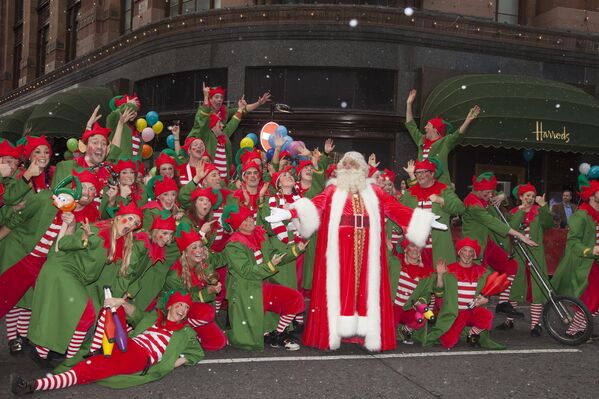 Father Christmas es un personaje del folclore inglés que personifica la Navidad.En la foto: Father Christmas y los elfos durante el desfile navideño anual de Harrods en Londres, el Reino Unido. - Sputnik Mundo