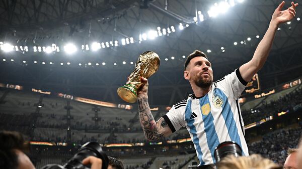 Капитан сборной Аргентины Лионель Месси на церемонии награждения победителей чемпионата мира по футболу 2022 в Катаре - Sputnik Mundo