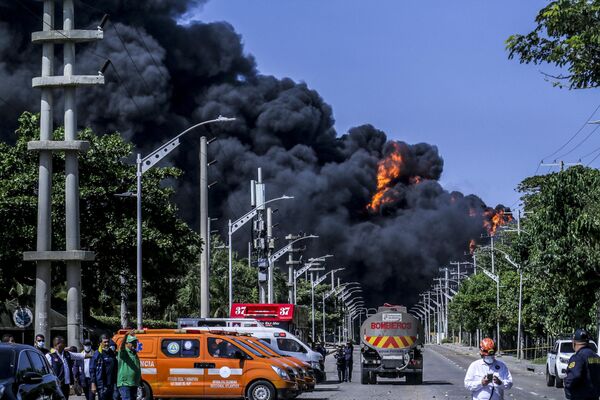 Humo de un incendio en un depósito de petróleo en Barranquilla, norte de Colombia, en el que murió un bombero. - Sputnik Mundo
