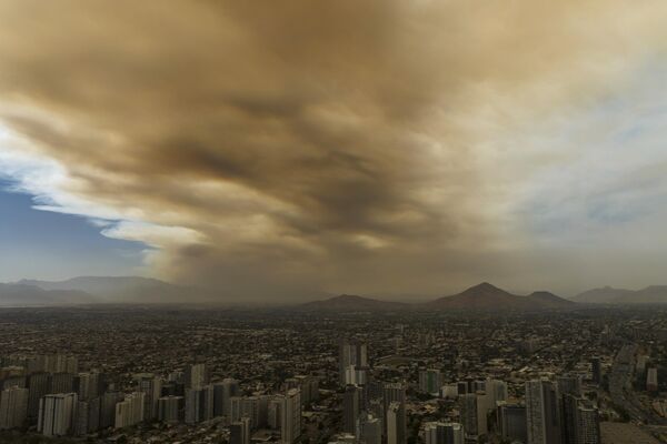 Humo de incendios forestales en el cielo de Santiago de Chile. - Sputnik Mundo