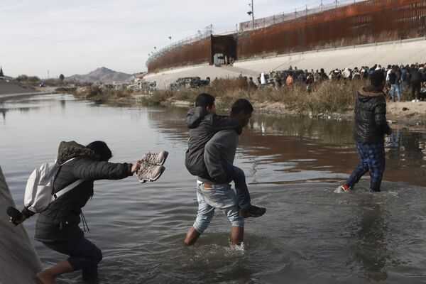 Migrantes cruzan el Río Grande cerca de Ciudad Juárez, México, con el fin de traspasar la frontera con EEUU. - Sputnik Mundo