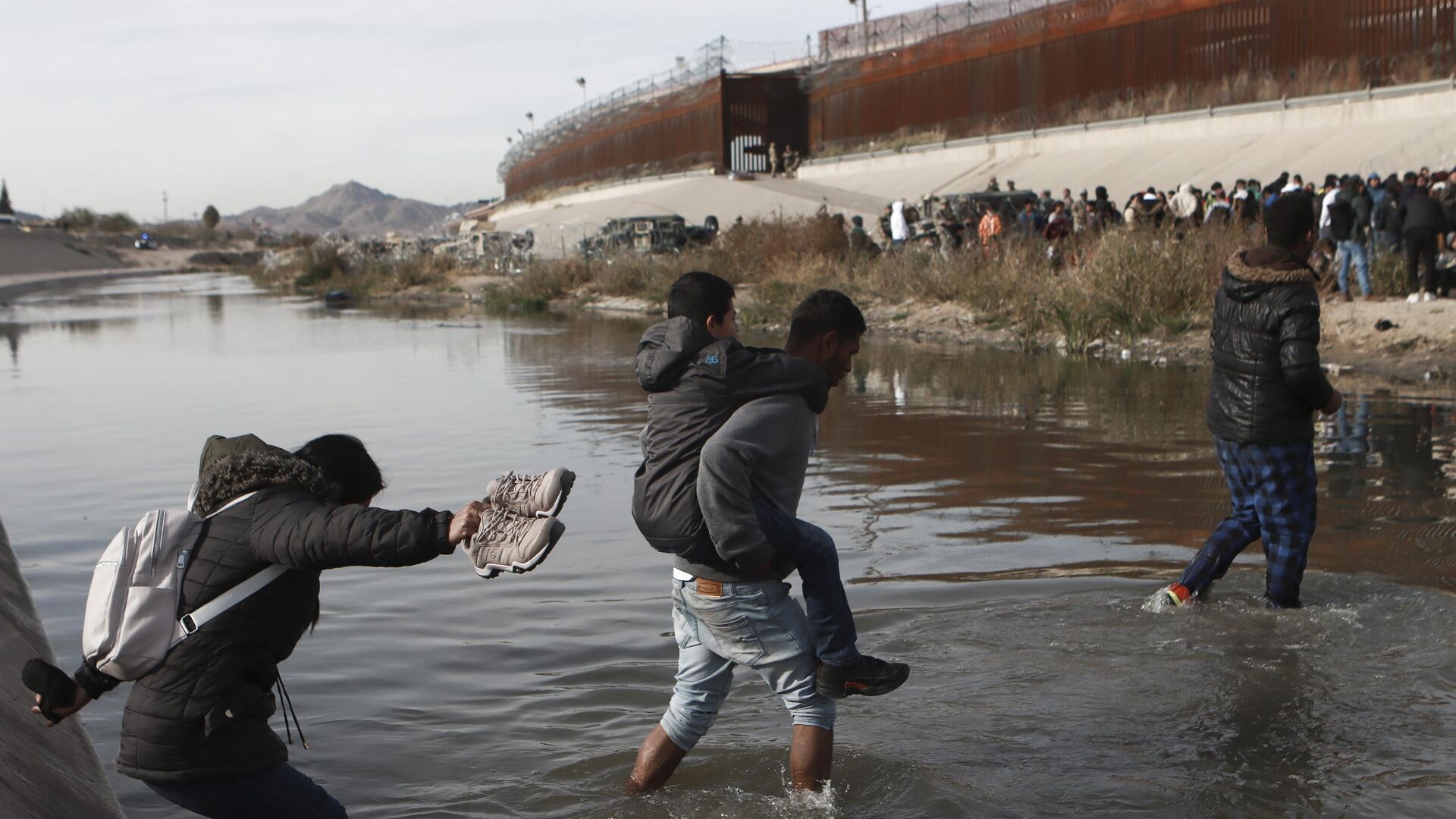 Мигранты пересекают Рио-Гранде в направлении американо-мексиканской границы в Сьюдад-Хуаресе, Мексика - Sputnik Mundo, 1920, 14.01.2023