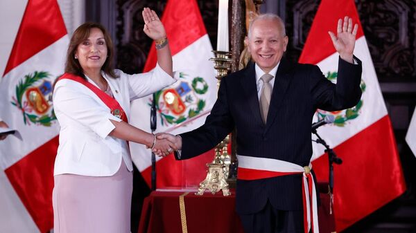 Presidenta de Perú Dina Boluarte junto al nuevo Ministro de Educación del país, Óscar Manuel Becerra  - Sputnik Mundo